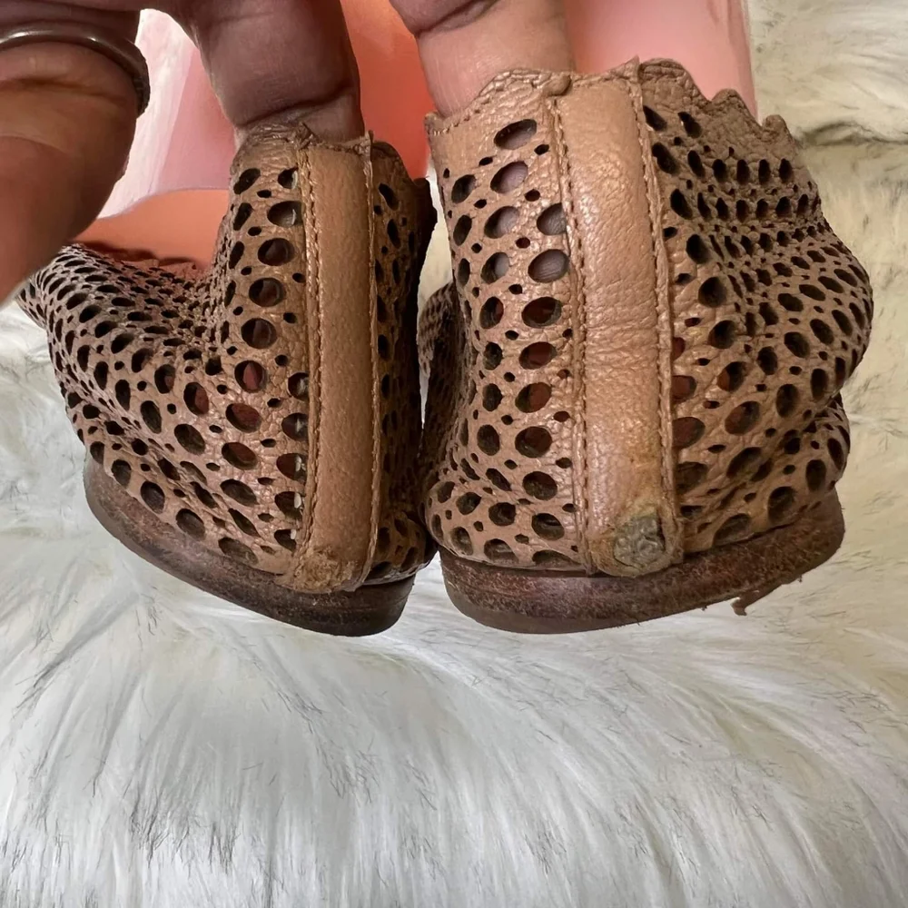 Chloe cutout scalloped flats sz 40.5 - Picture 6 of 9